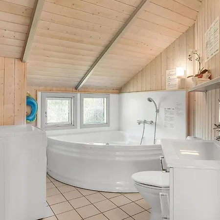Дом отдыха Beach Front Home In Middelfart With Sauna