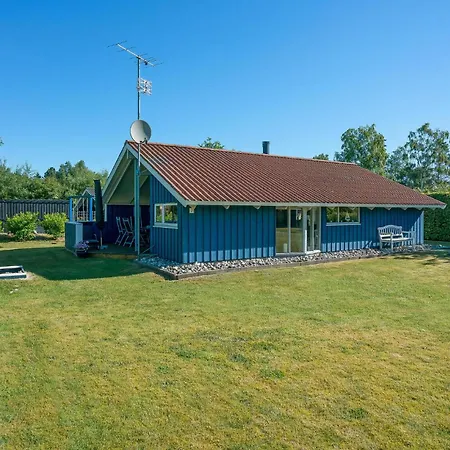 Beach Front Home In Middelfart With Sauna Дом отдыха *