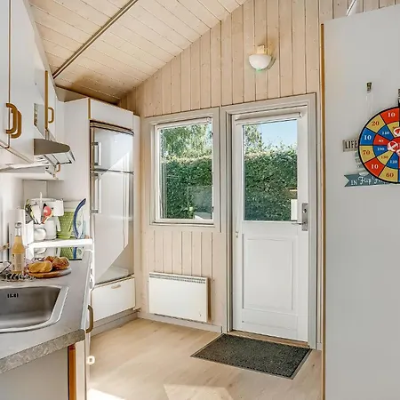 Дом отдыха Beach Front Home In Middelfart With Sauna *