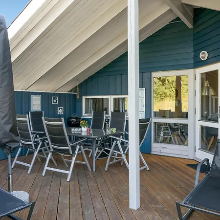 Дом отдыха Beach Front Home In Middelfart With Sauna