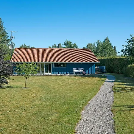 Дом отдыха Beach Front Home In Middelfart With Sauna *