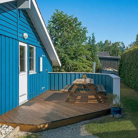 Дом отдыха Beach Front Home In Middelfart With Sauna Миддельфарт