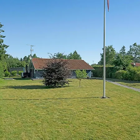 Дом отдыха Beach Front Home In Middelfart With Sauna