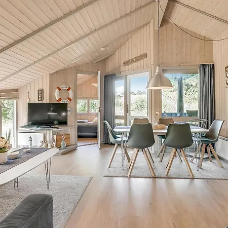 Beach Front Home In Middelfart With Sauna Дом отдыха Миддельфарт